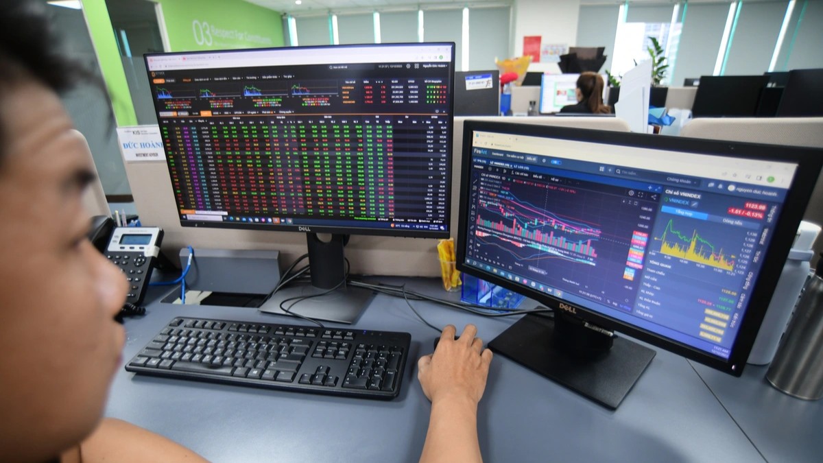 Ngành ngân hàng "bốc hơi" 100.000 tỷ đồng vốn hóa
trong tháng 10: BIDV rớt khỏi top 2, MBBank và Eximbank lao dốc