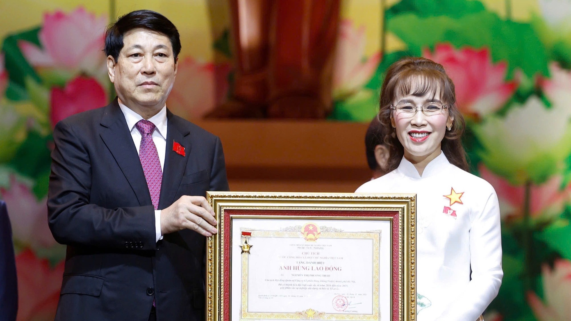 Tỷ phú đô la đầu tiên đạt danh hiệu Anh hùng Lao động