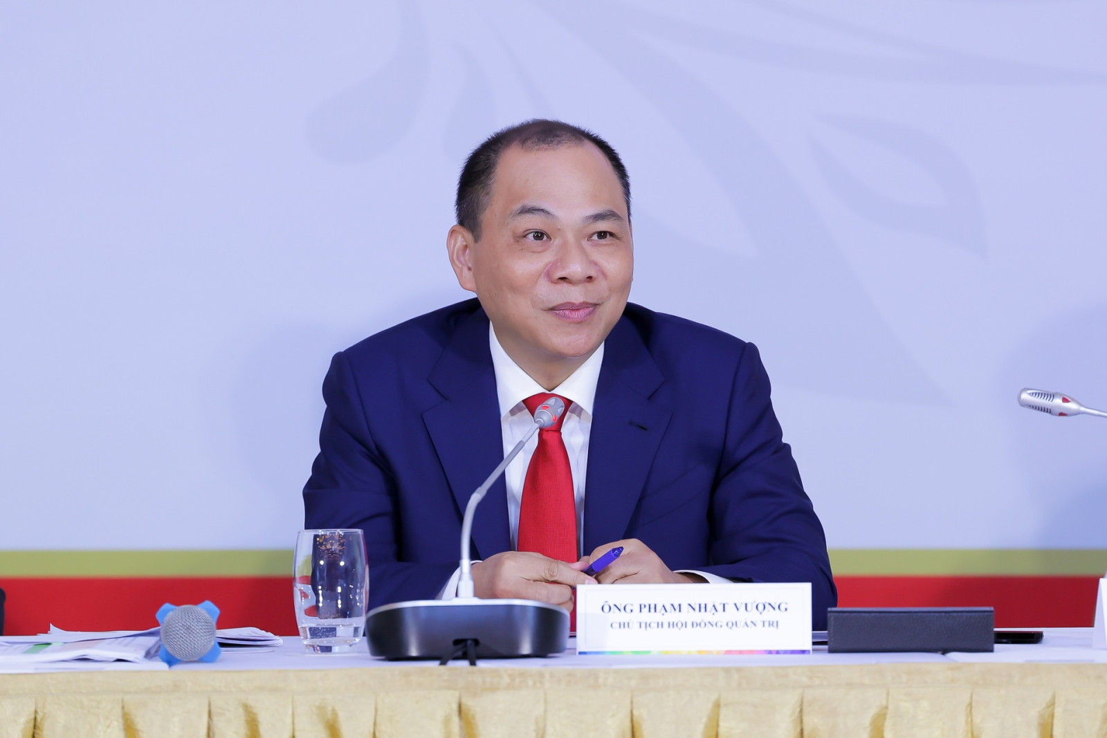 Cổ phiếu VIC "vít ga" sau thông tin cấm xe máy xăng ở nội thành Hà Nội, tỷ phú Vượng có thêm 400 triệu USD chỉ trong một ngày