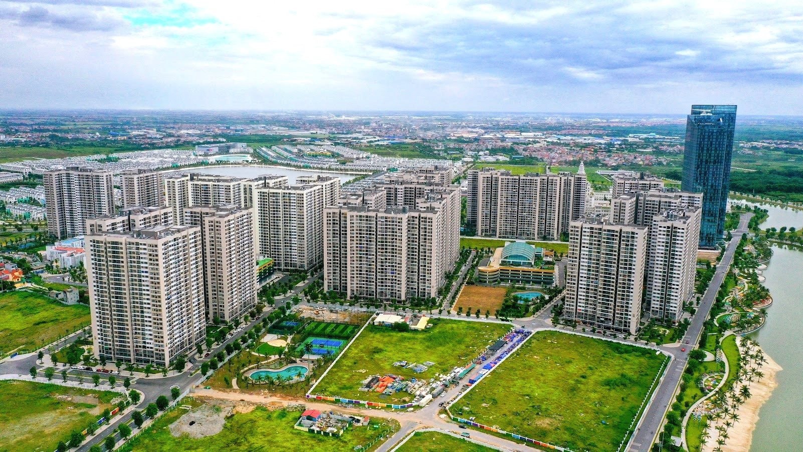Bộ Xây dựng: Giá chung cư ở Hà Nội và TP. HCM đạt mức cao nhất trong gần 10 năm qua