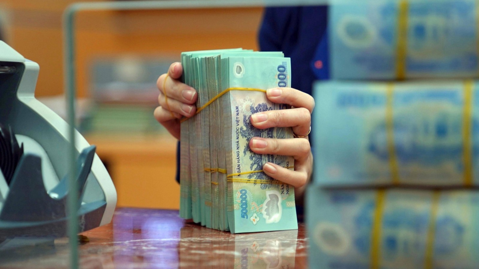 NHNN hút ròng 40.000 tỷ đồng tuần qua, lãi suất liên ngân hàng về lại mốc 3%