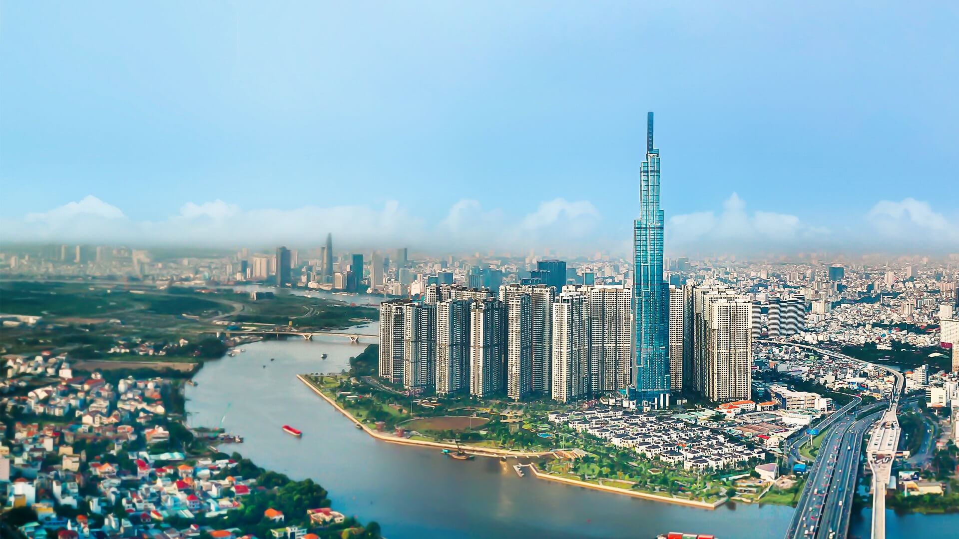 
									 Vingroup báo lãi 4.500 tỷ đồng trong nửa đầu năm 2025, doanh thu tăng gấp đôi nhờ cú hích xe điện VinFast
								 