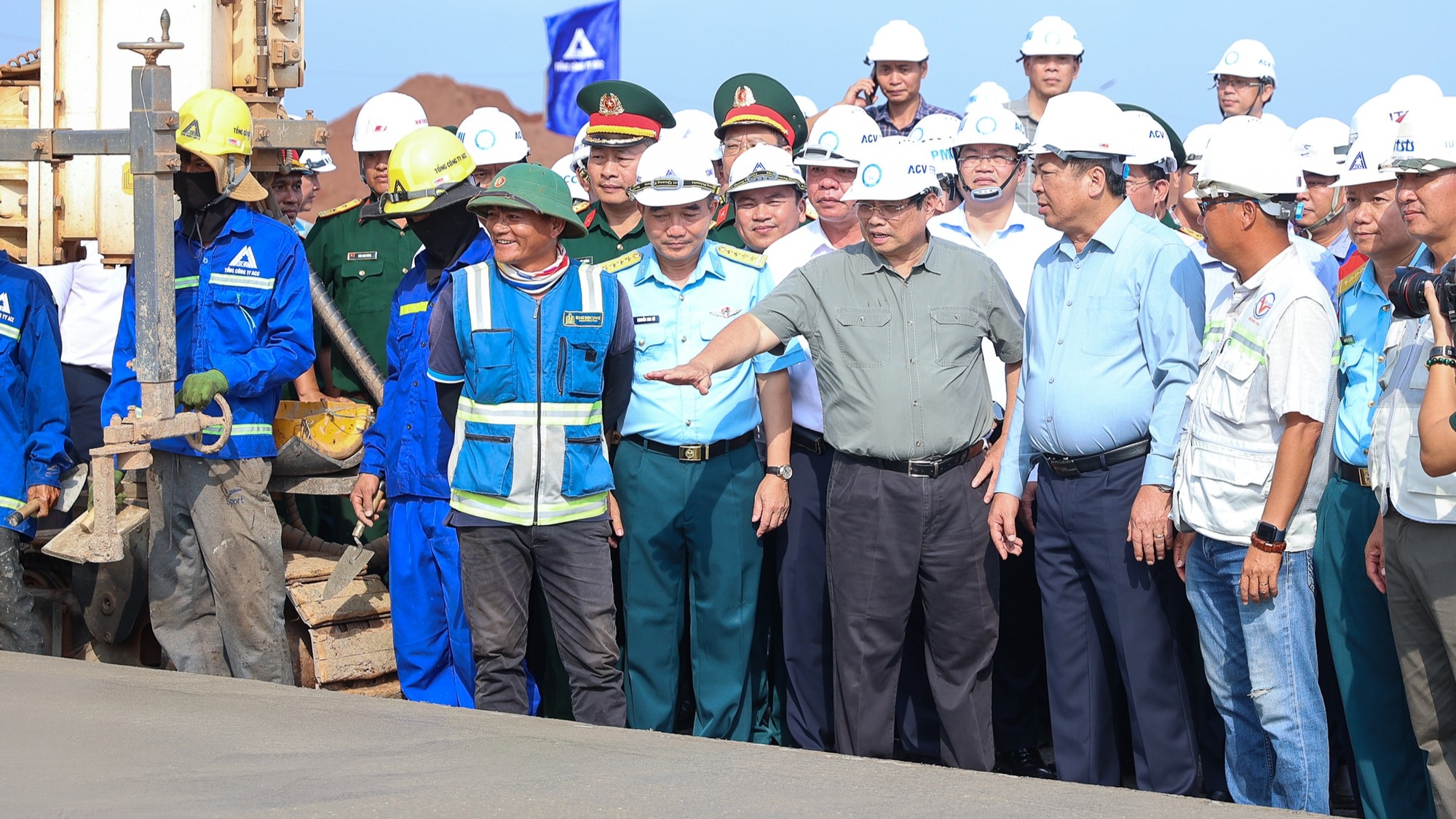 
									 Thủ tướng lần thứ 8 thị sát sân bay Long Thành, yêu cầu cơ bản hoàn thành dự án vào tháng 12/2025
								 