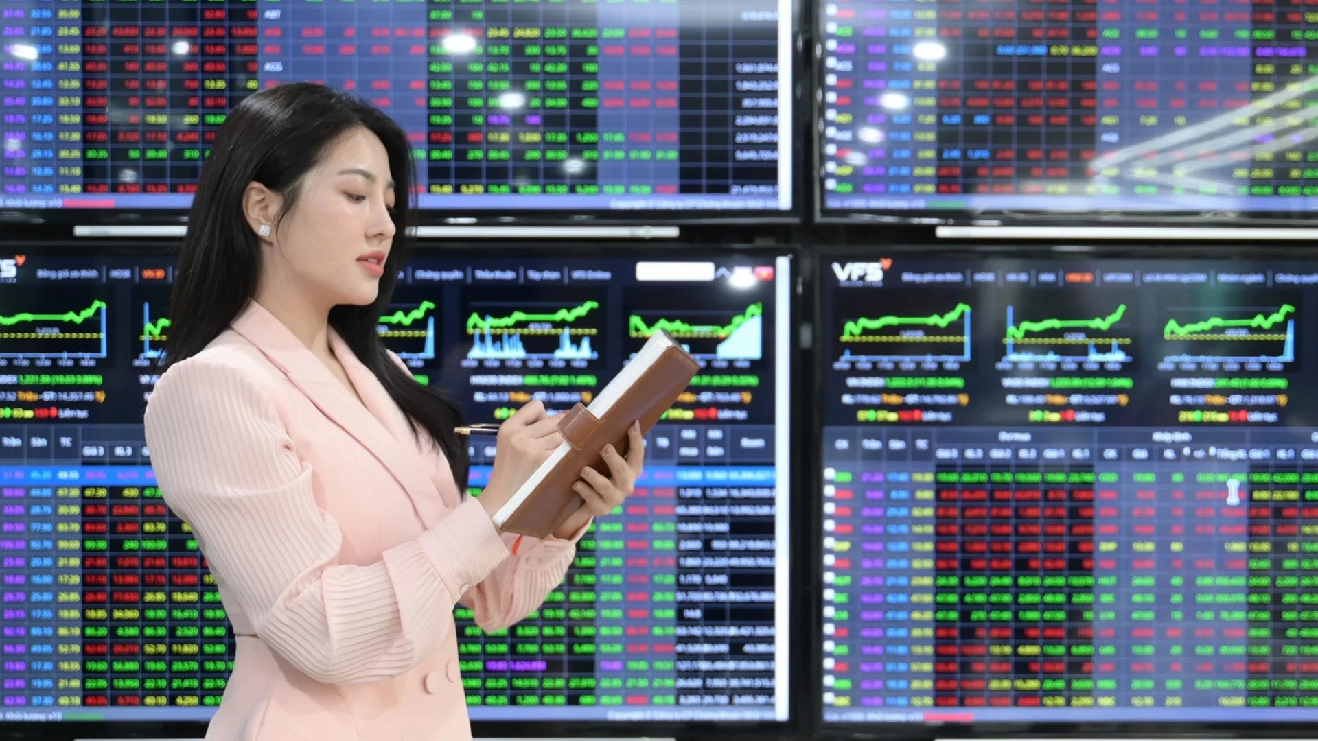 Chứng khoán liên tục tăng, vì sao nhiều nhà đầu tư vẫn chưa "về bờ"?