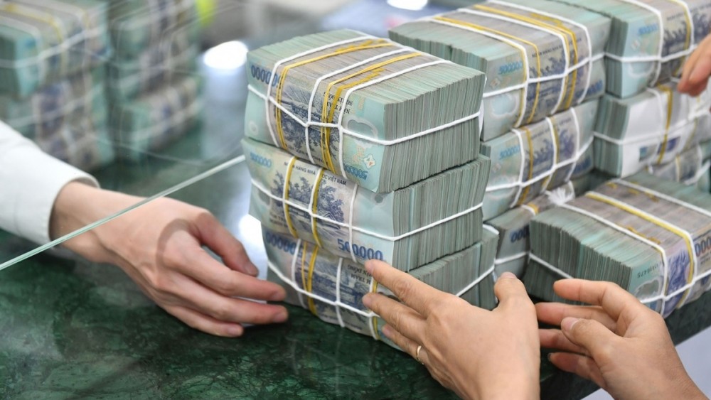 NHNN hút ròng 2.200 tỷ đồng, lãi suất qua đêm xuống sát 4%