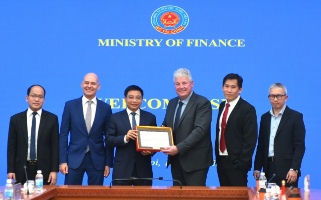 Bộ trưởng Bộ Tài chính Nguyễn Văn Thắng và Đoàn công tác Tập đoàn ASML (Ảnh: Bộ Tài chính)