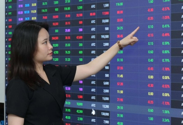 ETF nội cơ cấu danh mục, dự kiến “gom” loạt cổ phiếu ngân hàng