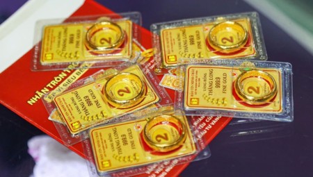 Vàng trong nước tăng 4 triệu đồng/lượng, vàng thế giới vượt 4.500 USD/ounce