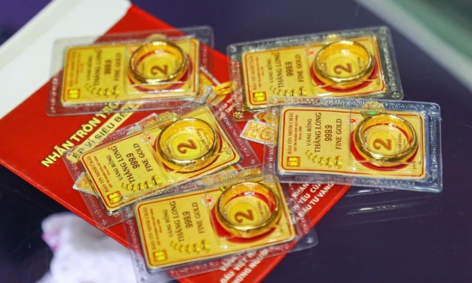 Giá vàng SJC lùi về 140 triệu đồng/lượng, vàng thế giới giữ mốc 4.300 USD/oz
