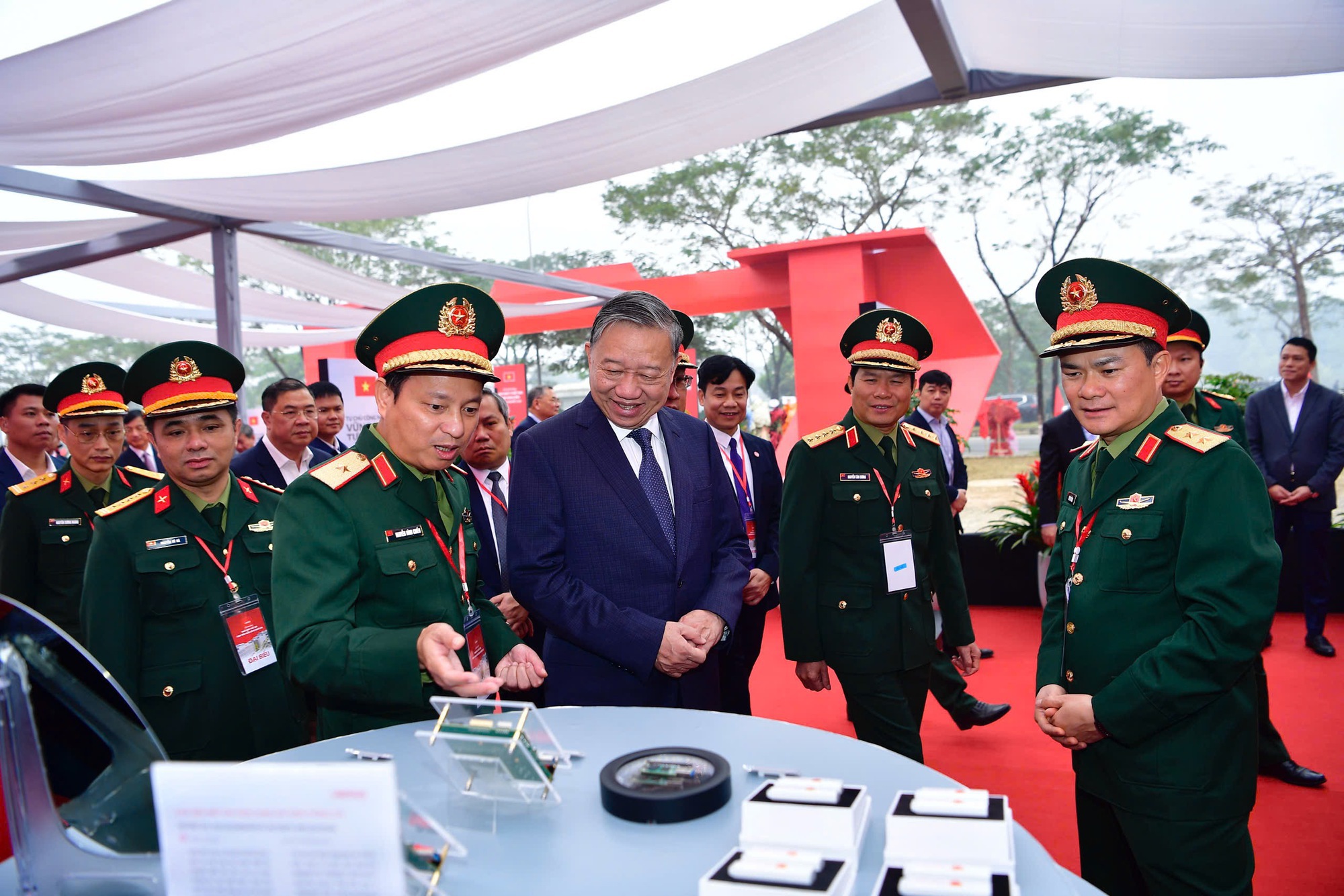 Tổng Bí thư Tô Lâm tham quan gian trưng bày tại lễ khởi công nhà máy Tổng Bí thư Tô Lâm tham quan gian trưng bày tại lễ khởi công nhà máy