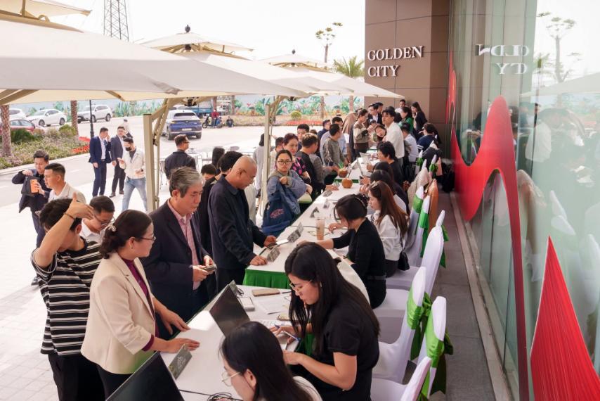   The Golden Bloom thu hút hàng trăm khách hàng Hải Phòng, Hà Nội và nhiều tỉnh thành lân cận  