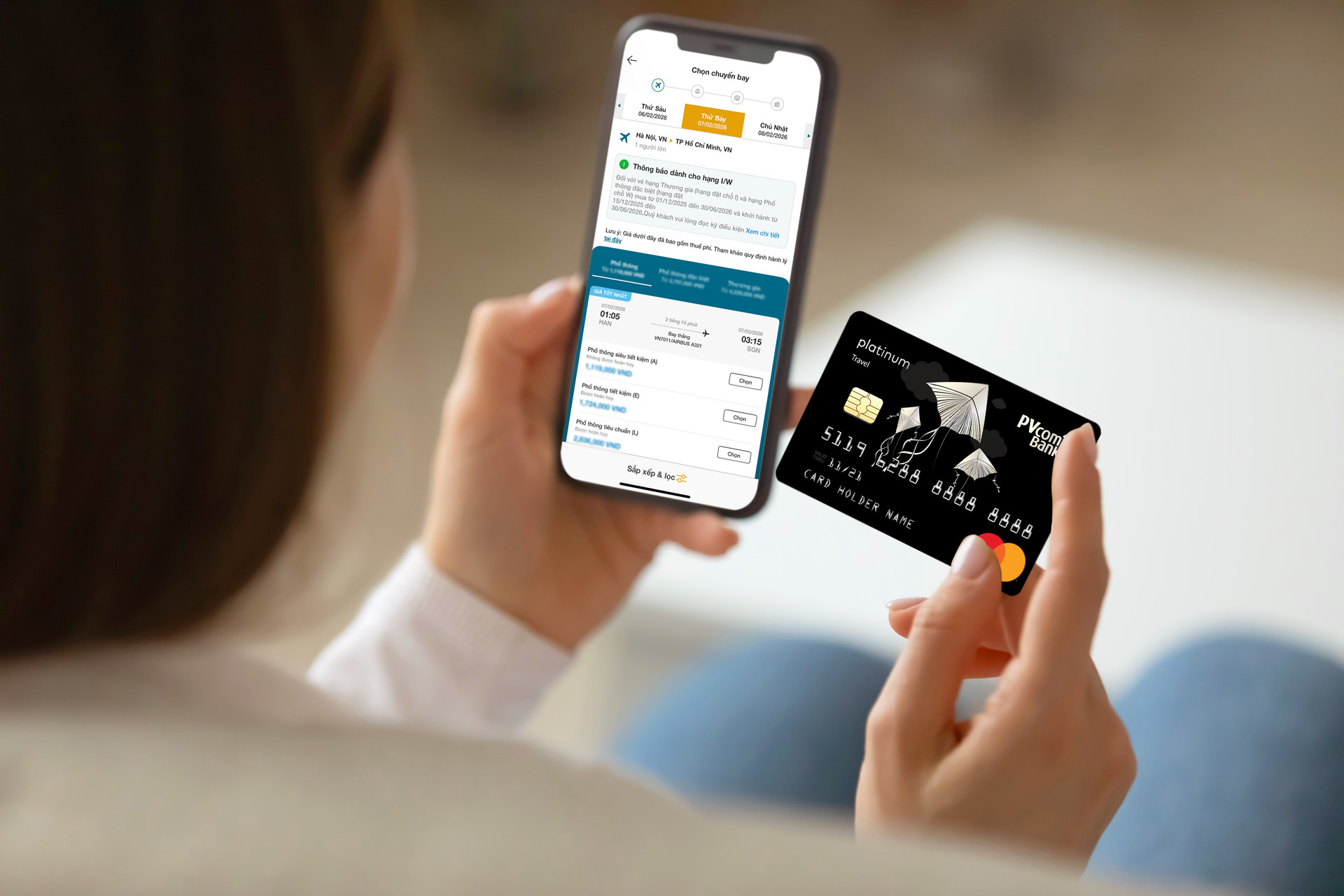 Khách hàng có thể dễ dàng sử dụng thẻ tín dụng PVcomBank để thanh toán vé máy bay trực tuyến