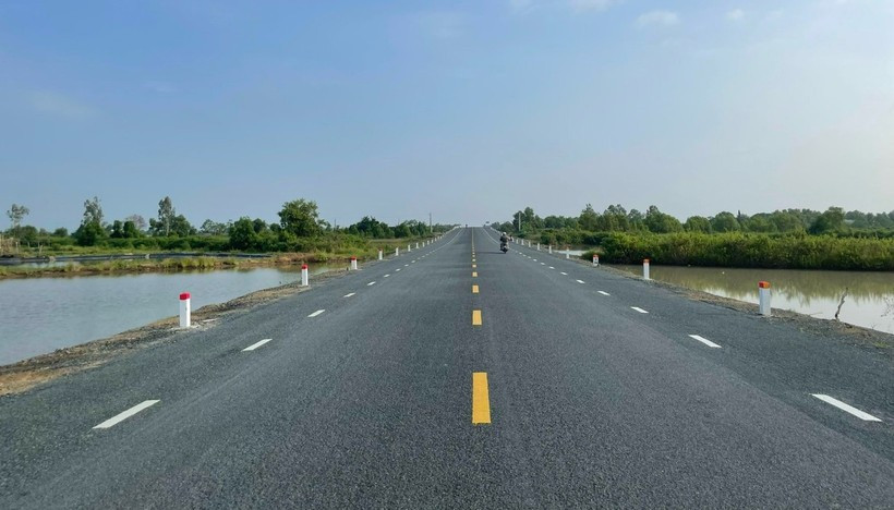 Tuyến đường Hồ Chí Minh đoạn Năm Căn – Đất Mũi (Ảnh: VietnamPlus)