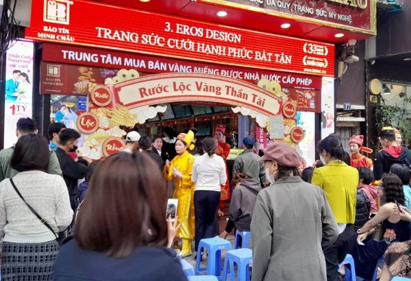 Giá vàng tăng nóng trước ngày Vía Thần Tài: Doanh nghiệp khai xuân sớm, người dân hào hứng sắm vàng lấy lộc!