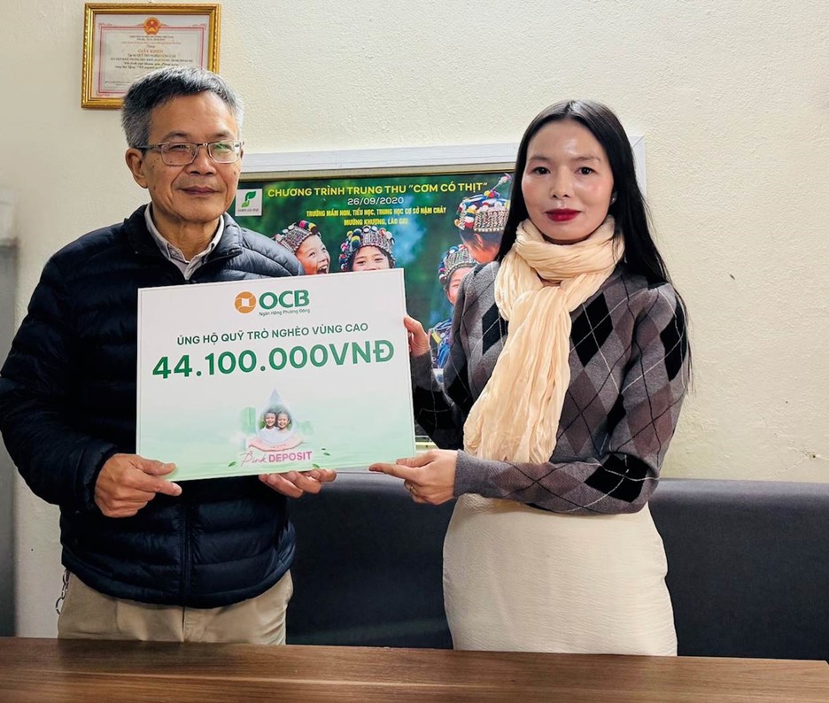 Đại diện OCB trao bảng tài trợ tới ông Trần Đăng Tuấn - Nguyên PTGĐ Đài THVN, người sáng lập Quỹ Trò nghèo Vùng cao Đại diện OCB trao bảng tài trợ tới ông Trần Đăng Tuấn - Nguyên PTGĐ Đài THVN, người sáng lập Quỹ Trò nghèo Vùng cao