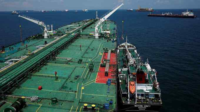 Cảng tiếp nhiên liệu tàu biển lớn nhất thế giới "khát" dầu trầm trọng