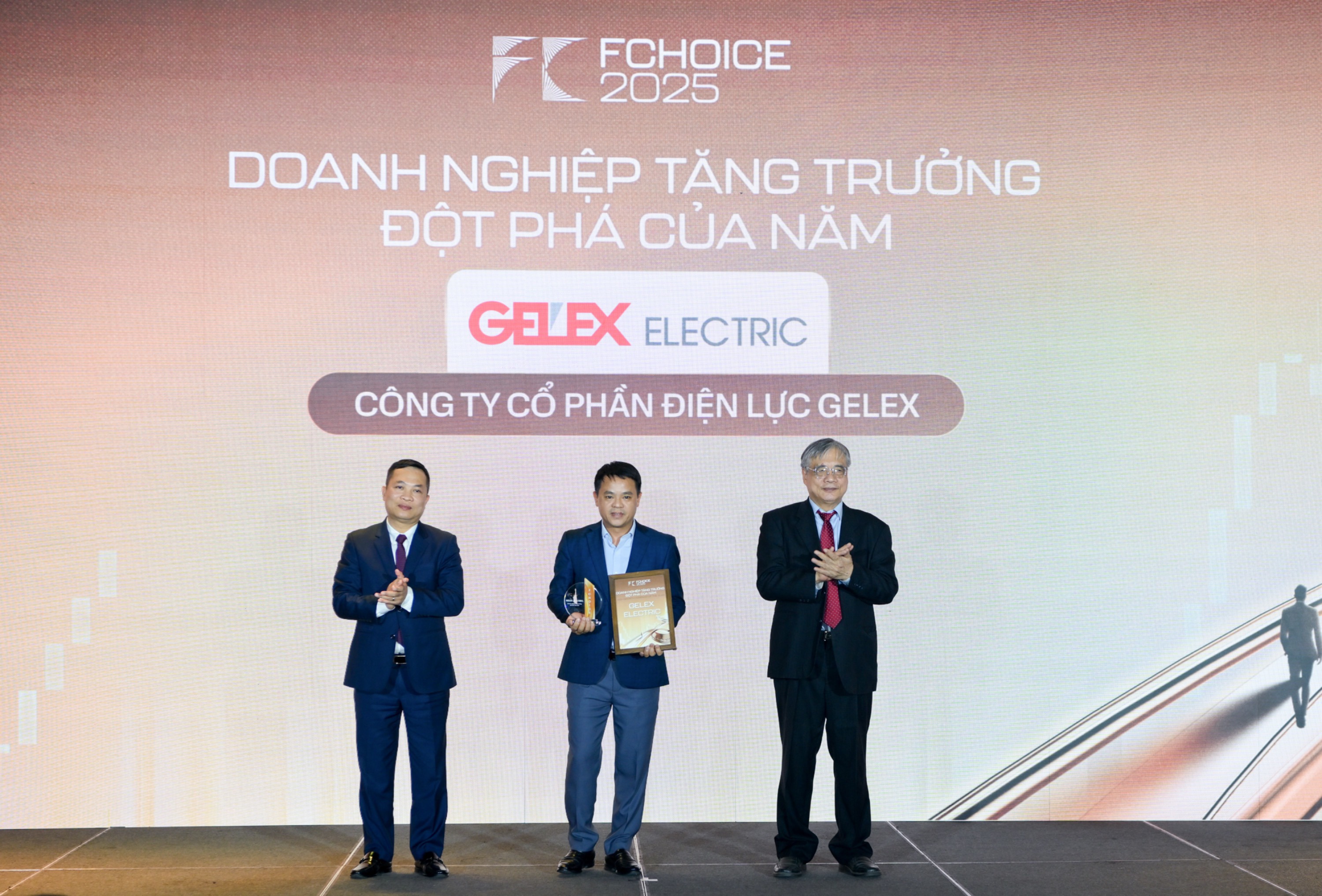 Ông Vũ Đức Tùng, Trưởng Ban Tổng hợp đại diện GELEX Electric nhận kỷ niệm chương tại sự kiện.