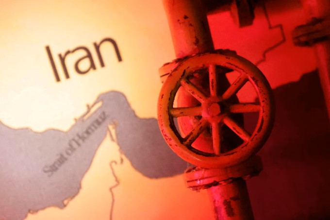 Iran dự kiến thu phí tàu qua eo biển Hormuz