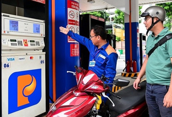 Chi mạnh quỹ bình ổn, giá xăng vẫn tăng hơn 2.000 đồng mỗi lít