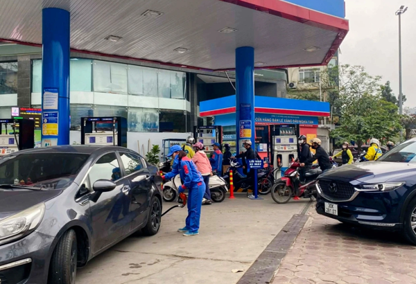 Giá xăng giảm mạnh: RON 95 về còn 25.240 đồng/lít