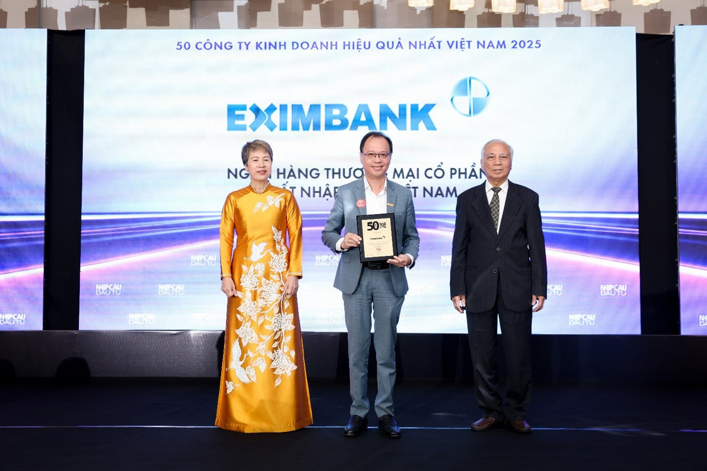 Ông Nguyễn Hồ Hoàng Vũ - Phó Tổng Giám đốc Eximbank (đứng giữa) nhận giải thưởng từ Ban tổ chức.