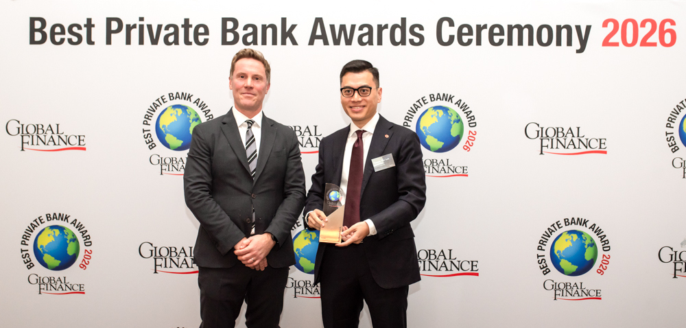 Ông Nguyễn Thế Anh, Giám đốc Private và Priority của Techcombank, nhận giải thưởng từ ông Richard Scholtz, Giám đốc điều hành Global Finance. Ảnh: Hữu Tiến - PV TTXVN tại Anh Ông Nguyễn Thế Anh, Giám đốc Private và Priority của Techcombank, nhận giải thưởng từ ông Richard Scholtz, Giám đốc điều hành Global Finance. Ảnh: Hữu Tiến - PV TTXVN tại Anh