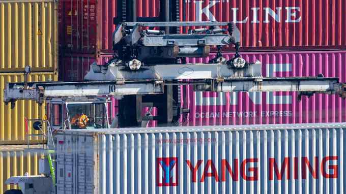 Xuất khẩu Trung Quốc đầu năm 2026 tăng vọt