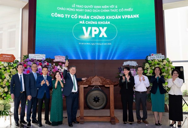 Nhà đầu tư mua cổ phiếu IPO VPX "về bờ"