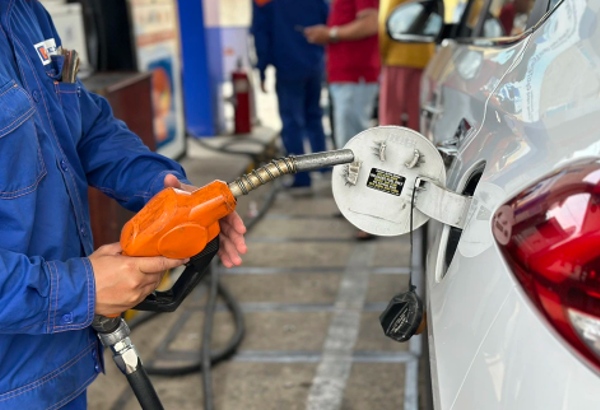 Giá xăng tăng sốc 4.700 đồng/lít, RON 95 vượt 27.000 đồng