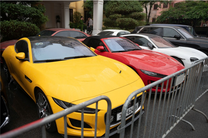 Cận cảnh siêu xe Rolls-Royce, Lamborghini và hàng trăm kg vàng liên quan TikToker Mr Pips