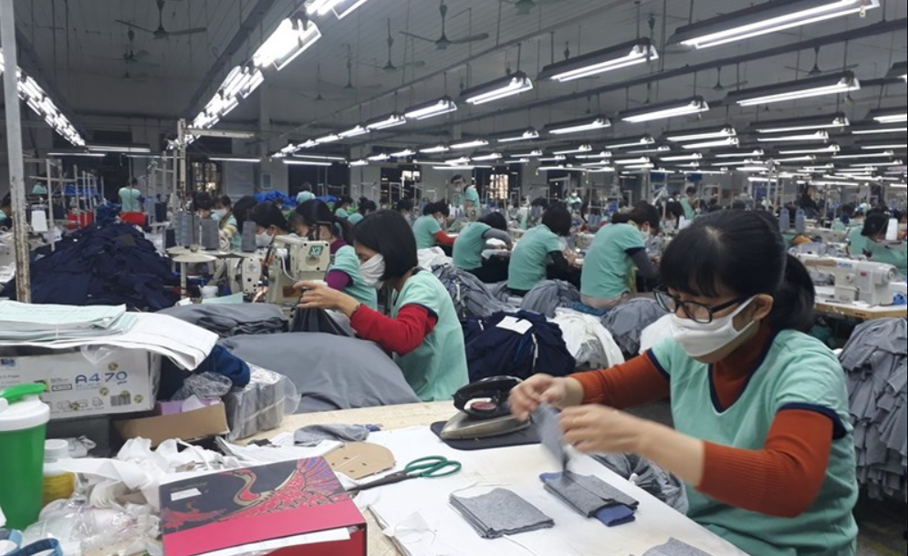 Một doanh nghiệp may giảm vốn góp vào công ty con để dành nguồn lực thưởng Tết cho nhân viên