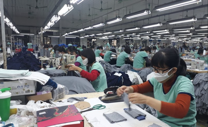 Một doanh nghiệp may giảm vốn góp vào công ty con để dành nguồn lực thưởng Tết cho nhân viên