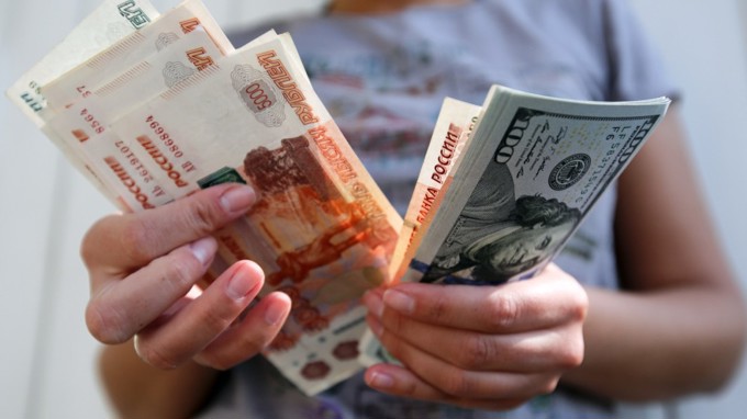 Cú trượt dài của rúp Nga so với USD