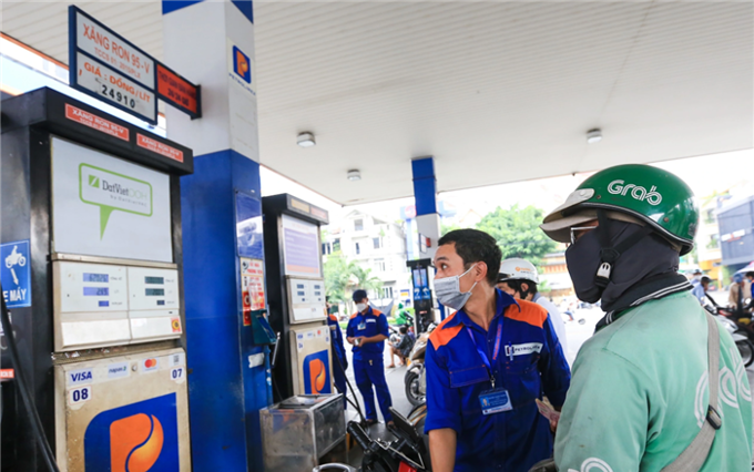 Giá xăng vượt 21.000 đồng một lít