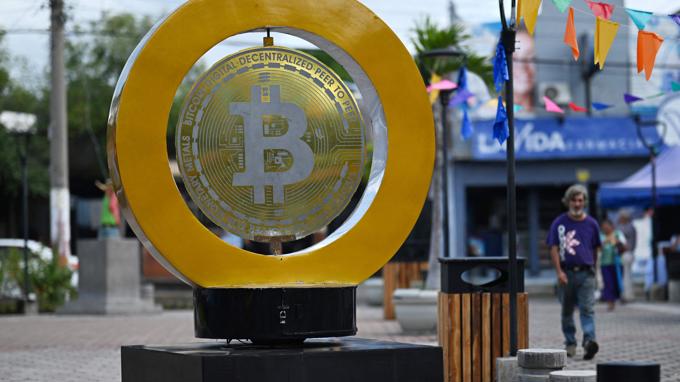 El Salvador tiếp tục gom Bitcoin, bất chấp thỏa thuận với IMF
