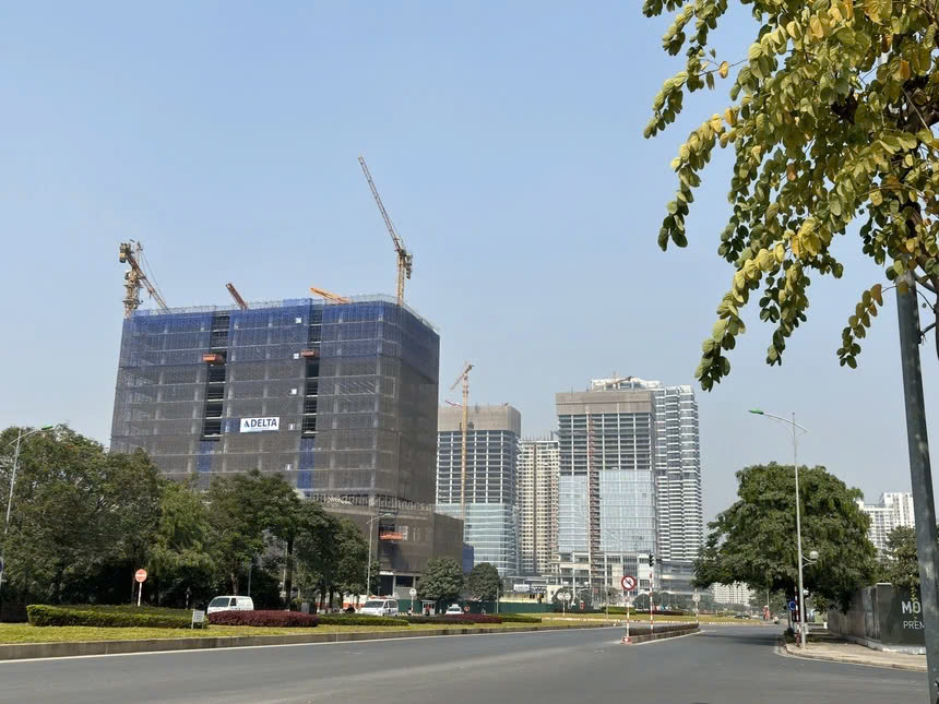 Nhiều dự án văn phòng đang được xây dựng tại khu đô thị Tây Hồ Tây. Ảnh: Thủy Tiên. Nhiều dự án văn phòng đang được xây dựng tại khu đô thị Tây Hồ Tây. Ảnh: Thủy Tiên.