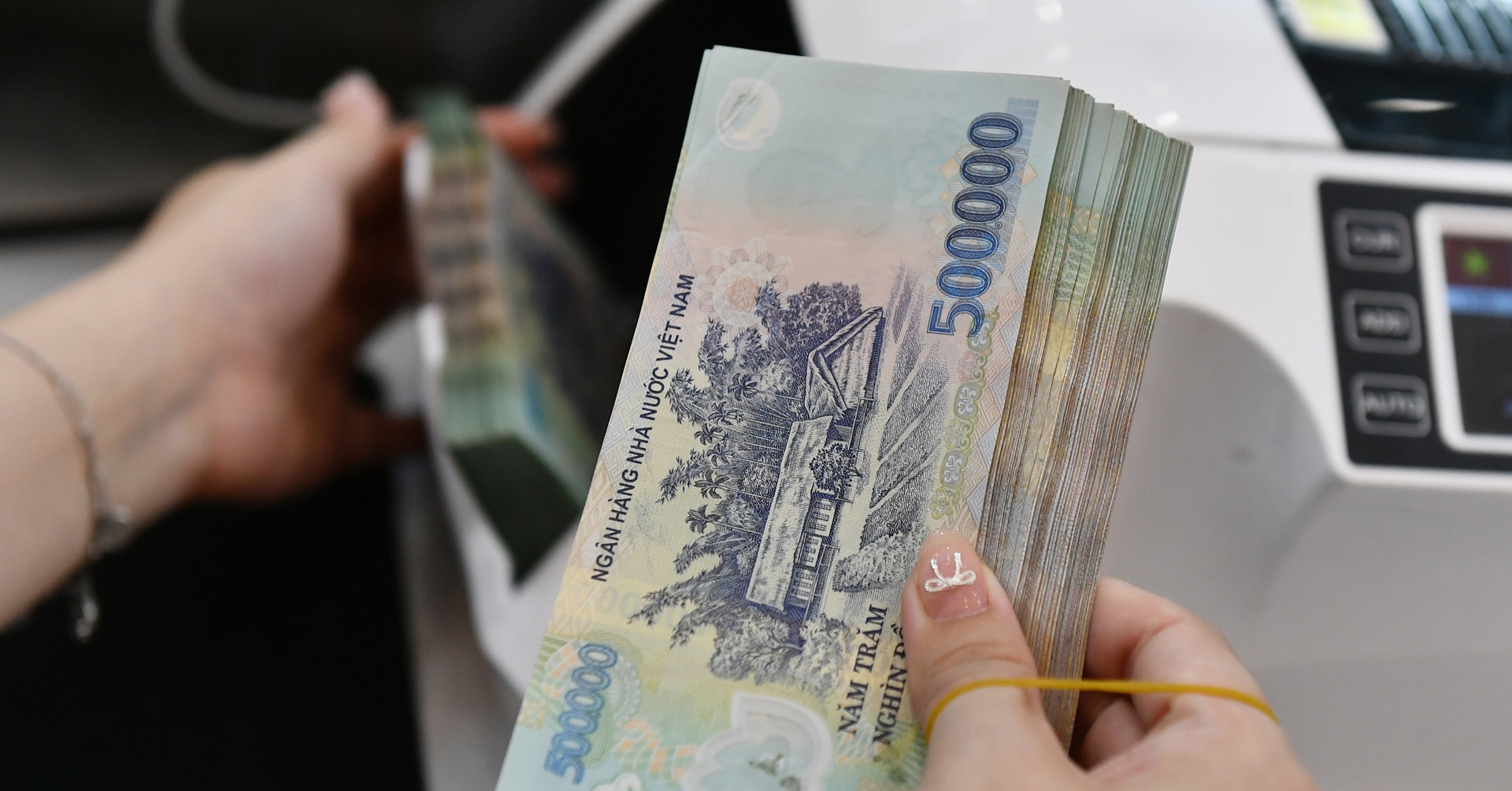 Những ngân hàng nào đang trả lãi suất huy động trên 6%/năm?