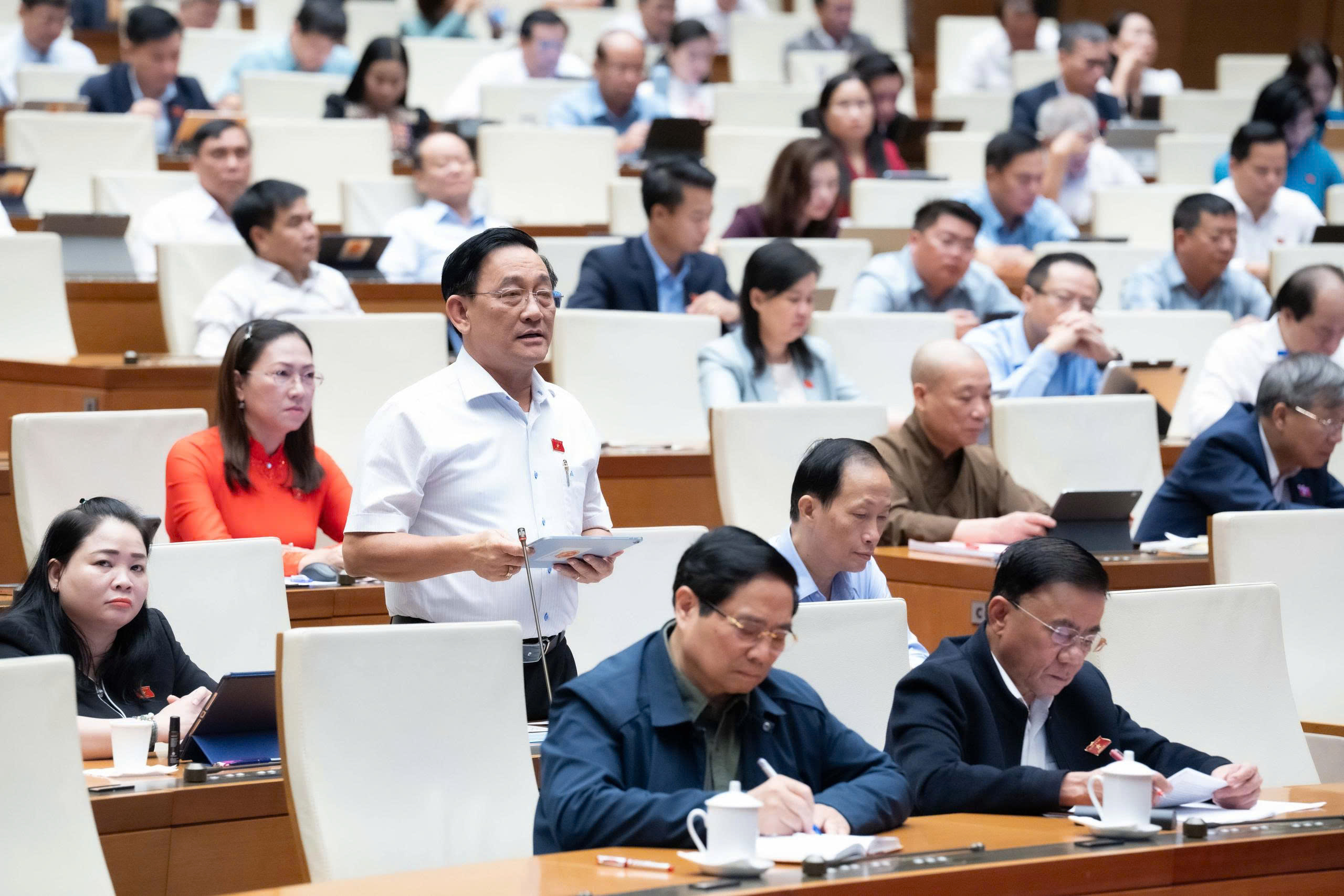 Đại biểu Trần Quốc Tuấn phát biểu tại phiên họp sáng 29/10 (Ảnh: Quochoi)