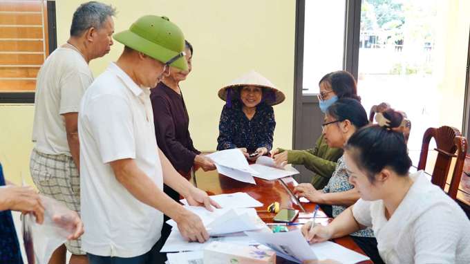 Cán bộ xã xuống tận nhà dân quét dữ liệu sổ đỏ, bất ngờ vì gần 300 sổ thế chấp ngân hàng