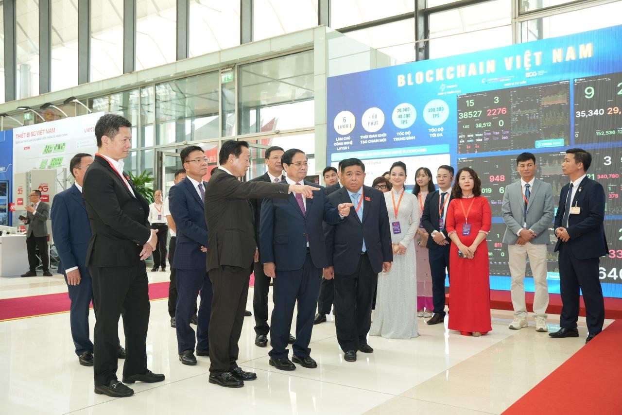 Thủ tướng Phạm Minh Chính và các thành viên Chính phủ thăm khu trưng bày Mạng Dịch vụ Đa chuỗi Blockchain Việt Nam (VBSN) - ngày 12/10 tại Đại hội đại biểu Đảng bộ Chính phủ lần thứ nhất (Ảnh: VBA)