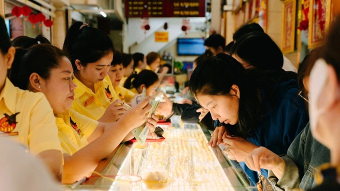 Người dân vội bán vàng khi giá giảm kỷ lục, 'cò' lập tức thu mua sạch