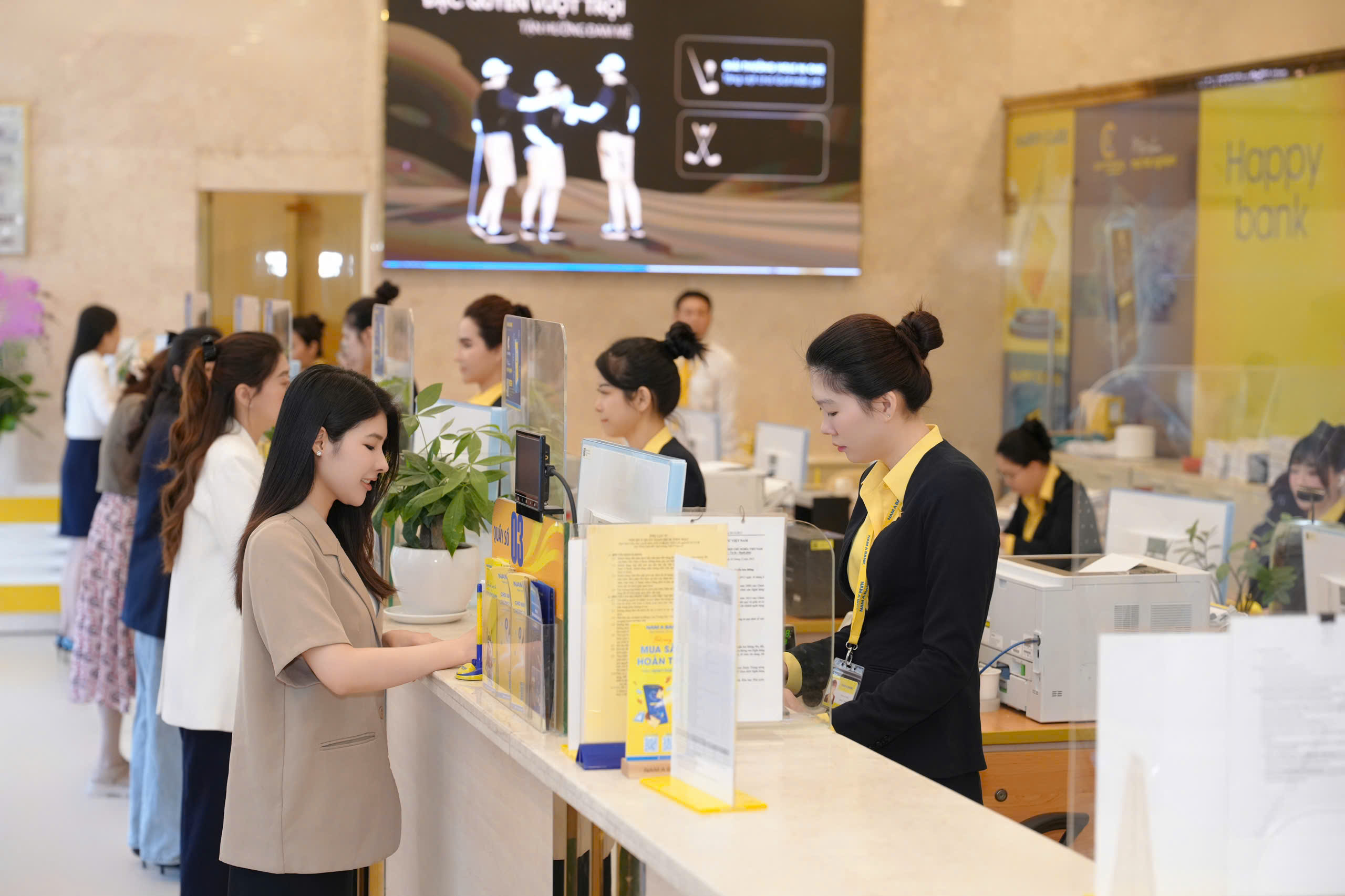 Khách hàng giao dịch tại Nam A Bank. 
