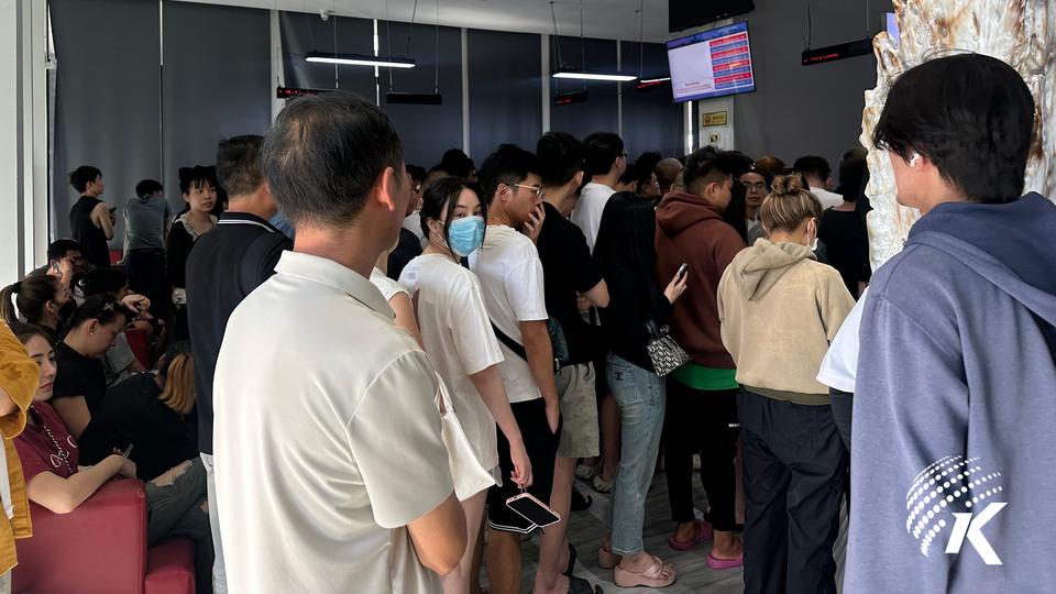 Dòng người đổ xô rút tiền tại Phnom Penh, Campuchia (Nguồn:Kiripost)