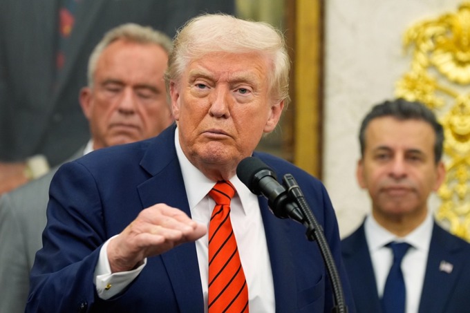 Ông Trump tuyên bố áp thêm thuế 100% với hàng hóa Trung Quốc, doạ huỷ cuộc gặp ông Tập Cận Bình cuối tháng này