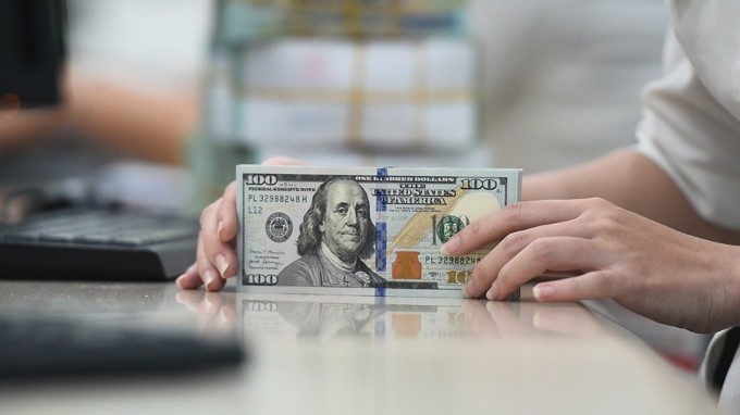 Tỷ giá neo cao, NHNN tiếp tục phải bán ngoại tệ can thiệp