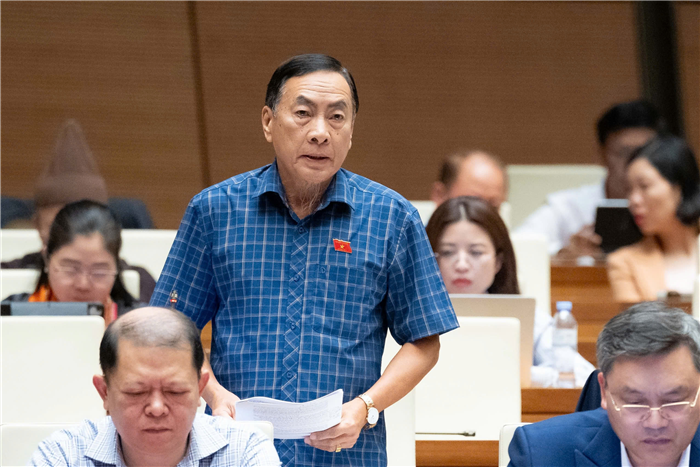 Đại biểu Phạm Văn Hòa, Đoàn ĐBQH tỉnh Đồng Tháp nêu đề xuất tại phiên họp