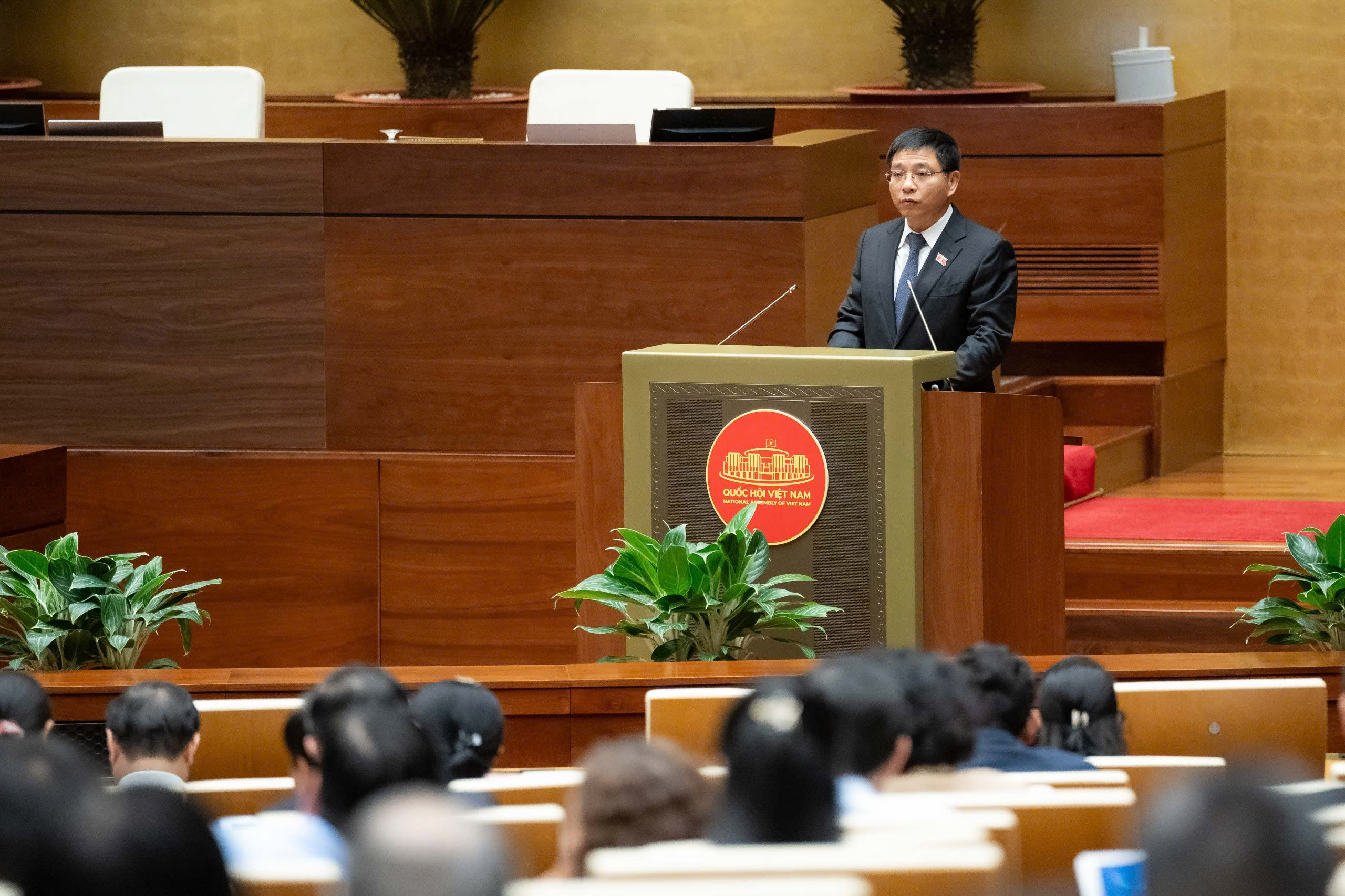 Bộ trưởng Bộ Tài chính Nguyễn Văn Thắng trình bày Tờ trình của Chính phủ