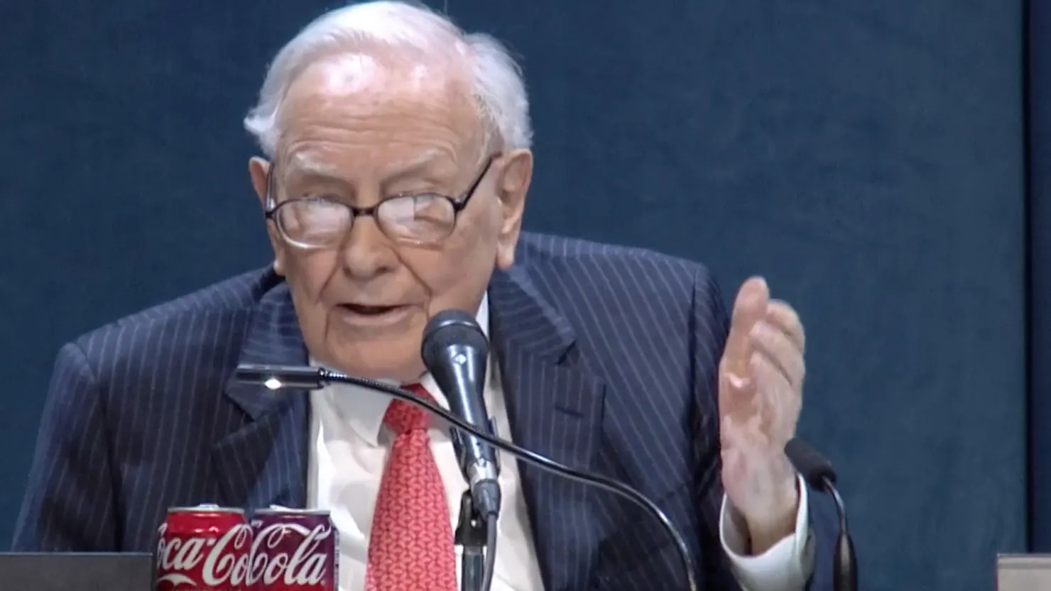 Tỷ phú Warren Buffett phát biểu tại Đại hội cổ đông thường niên của Berkshire Hathaway ở Omaha, Nebraska vào ngày 3 tháng 5 năm 2025. (Nguồn: CNBC)  