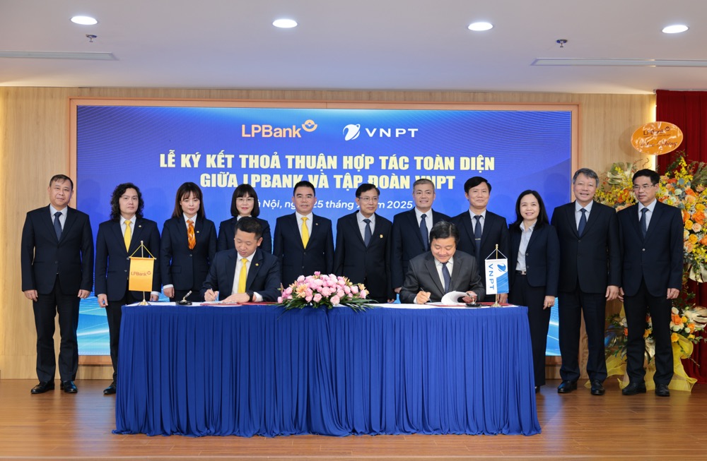 Ông Vũ Quốc Khánh,Tổng Giám đốc LPBank (trái) và ông Huỳnh Quang Liêm, Thành viên HĐTV kiêm Tổng Giám đốc Tập đoàn VNPT (phải) ký kết thoả thuận hợp tác toàn diện dưới sự chứng kiến của đại diện lãnh đạo hai bên.