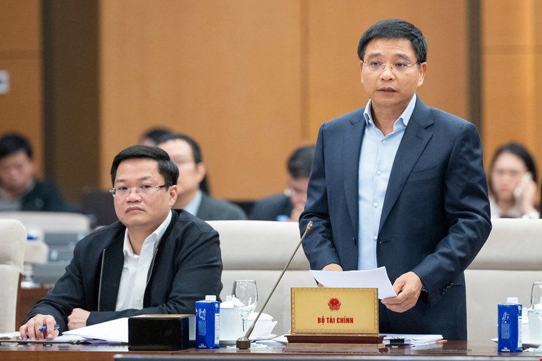 Bộ trưởng Bộ Tài chính Nguyễn Văn Thắng trình bày dự thảo Nghị quyết chiều 4/12